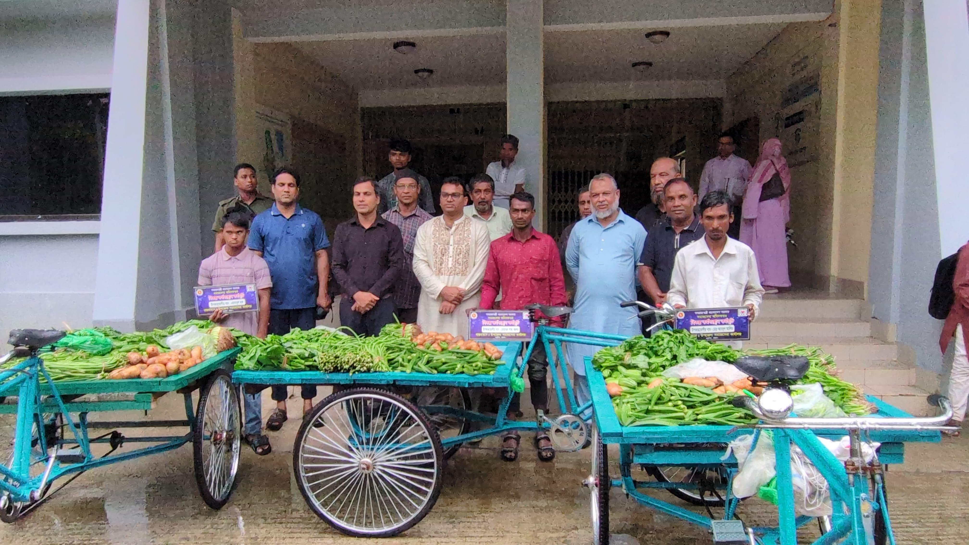 রাঙ্গুনিয়া উপজেলায় বিকল্প কর্মসংস্থান কর্মসূচিতে ভ্যানগাড়ি ও নগদ অর্থ বিতরণ