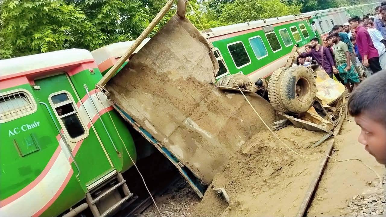মীরসরাইয়ে ট্রেনের সঙ্গে বালুর ট্রাকের সংঘর্ষ, বড় দুর্ঘটনা থেকে রক্ষা