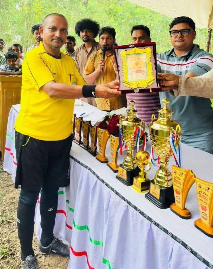 লোহাগাড়া উপজেলার ফুটবল জগতে রেফারির ক্যারিয়ার ৩৬ বছরের রেফারি অধ্যায় ইতি হল মাষ্টার নাসির আহমদ