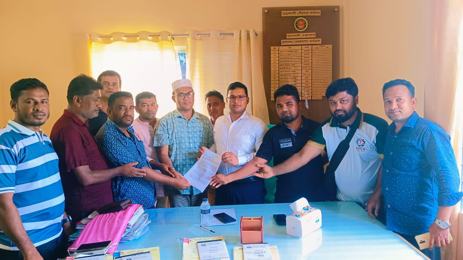 মহেশখালী চ্যানেল থেকে অবৈধভাবে বালু উত্তোলন বন্ধ করতে প্রেসক্লাবের স্মারকলিপি প্রদান