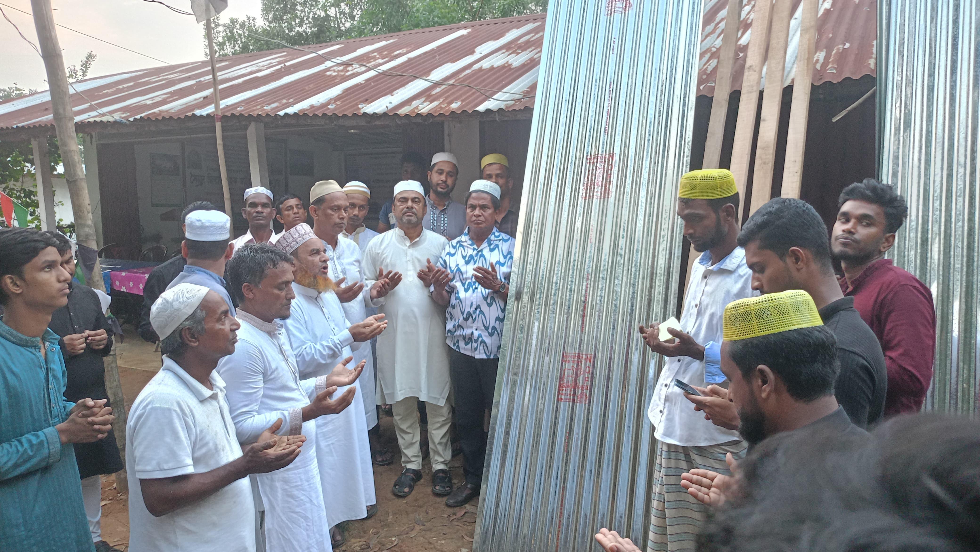 মাইজভাণ্ডারী গাউসিয়া হক কমিটির গৃহনির্মাণ সামগ্রী বিতরণ
